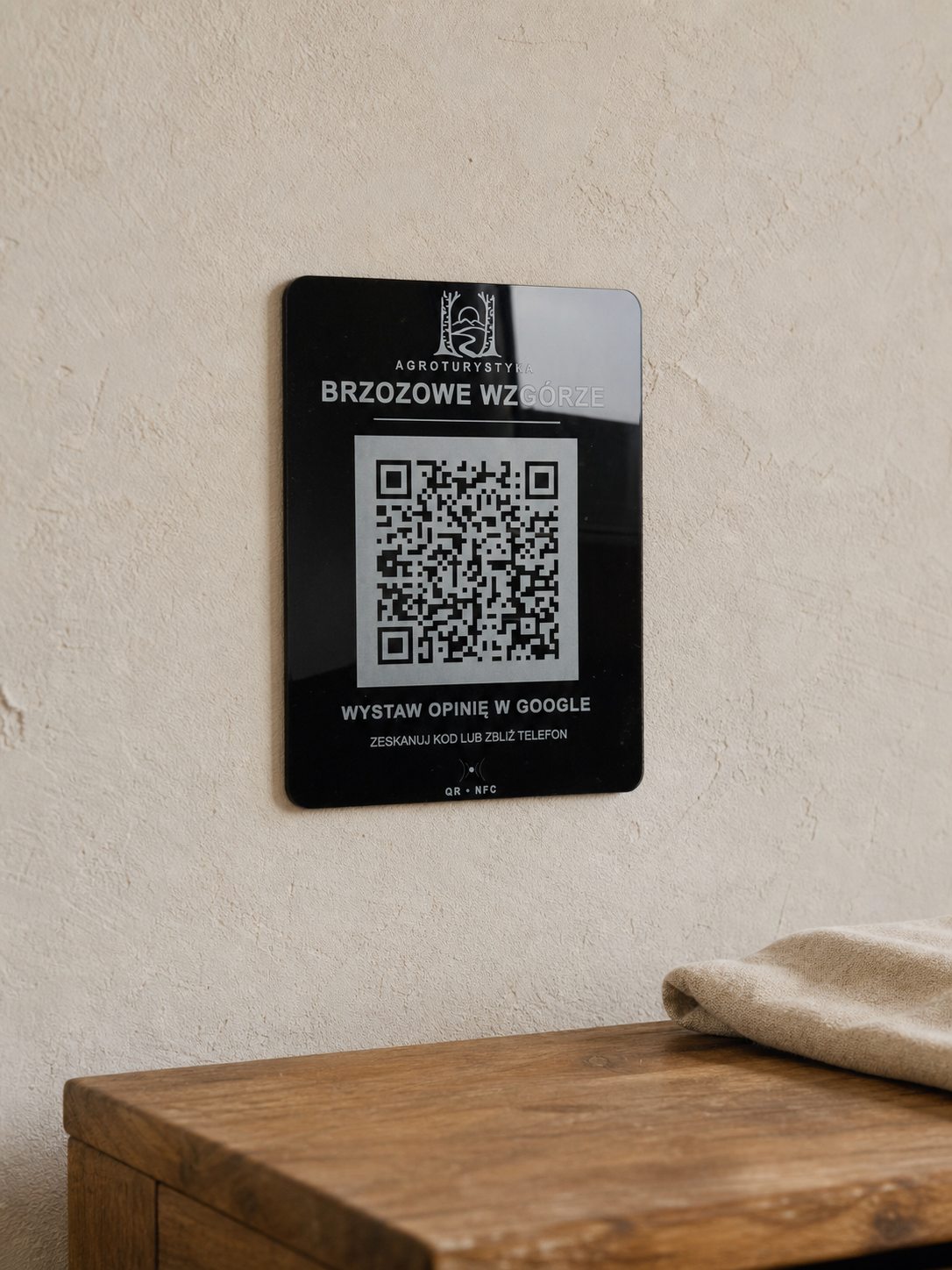 Czarna tabliczka ścienna z kodem QR i modułem NFC